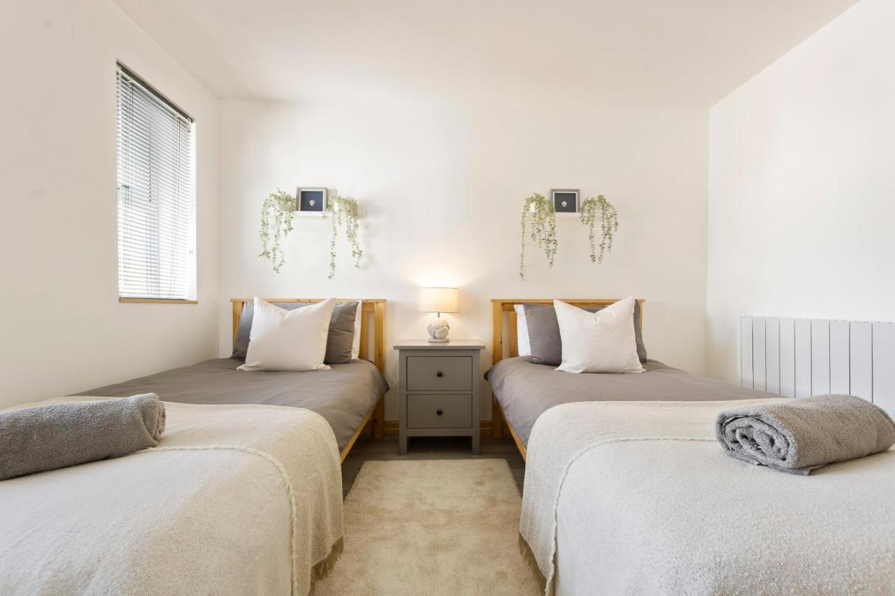 Spacious, Newly Renovated, Three Bedroom Town Centre Duplex Apartment With Free Parking, Sleeps Seven - Walking Distance To Beach Bornemouth Extérieur photo