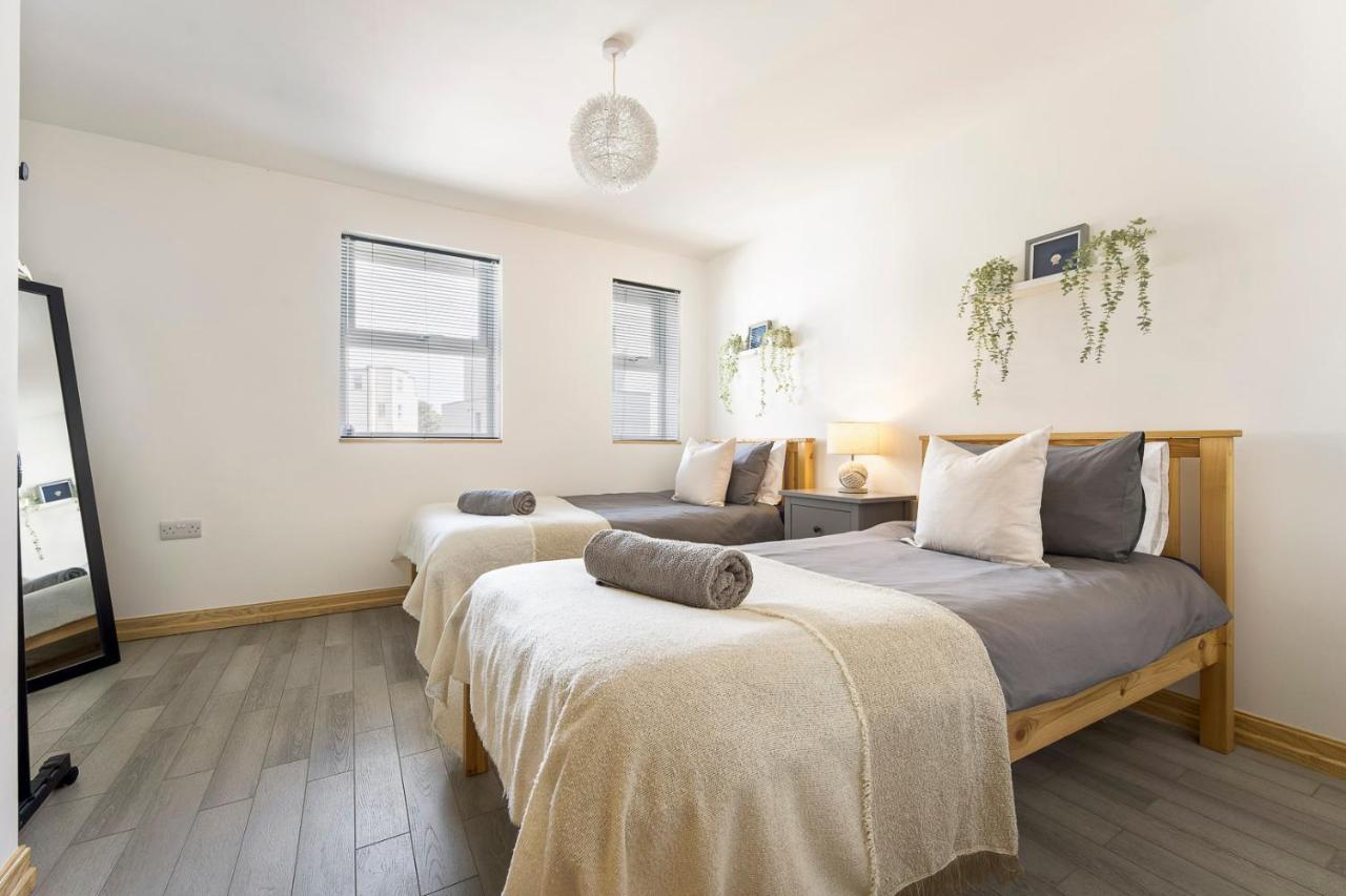 Spacious, Newly Renovated, Three Bedroom Town Centre Duplex Apartment With Free Parking, Sleeps Seven - Walking Distance To Beach Bornemouth Extérieur photo