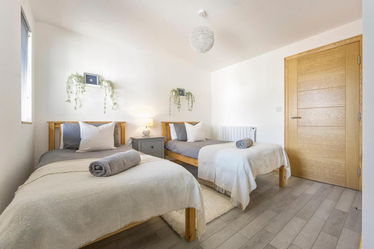 Spacious, Newly Renovated, Three Bedroom Town Centre Duplex Apartment With Free Parking, Sleeps Seven - Walking Distance To Beach Bornemouth Extérieur photo