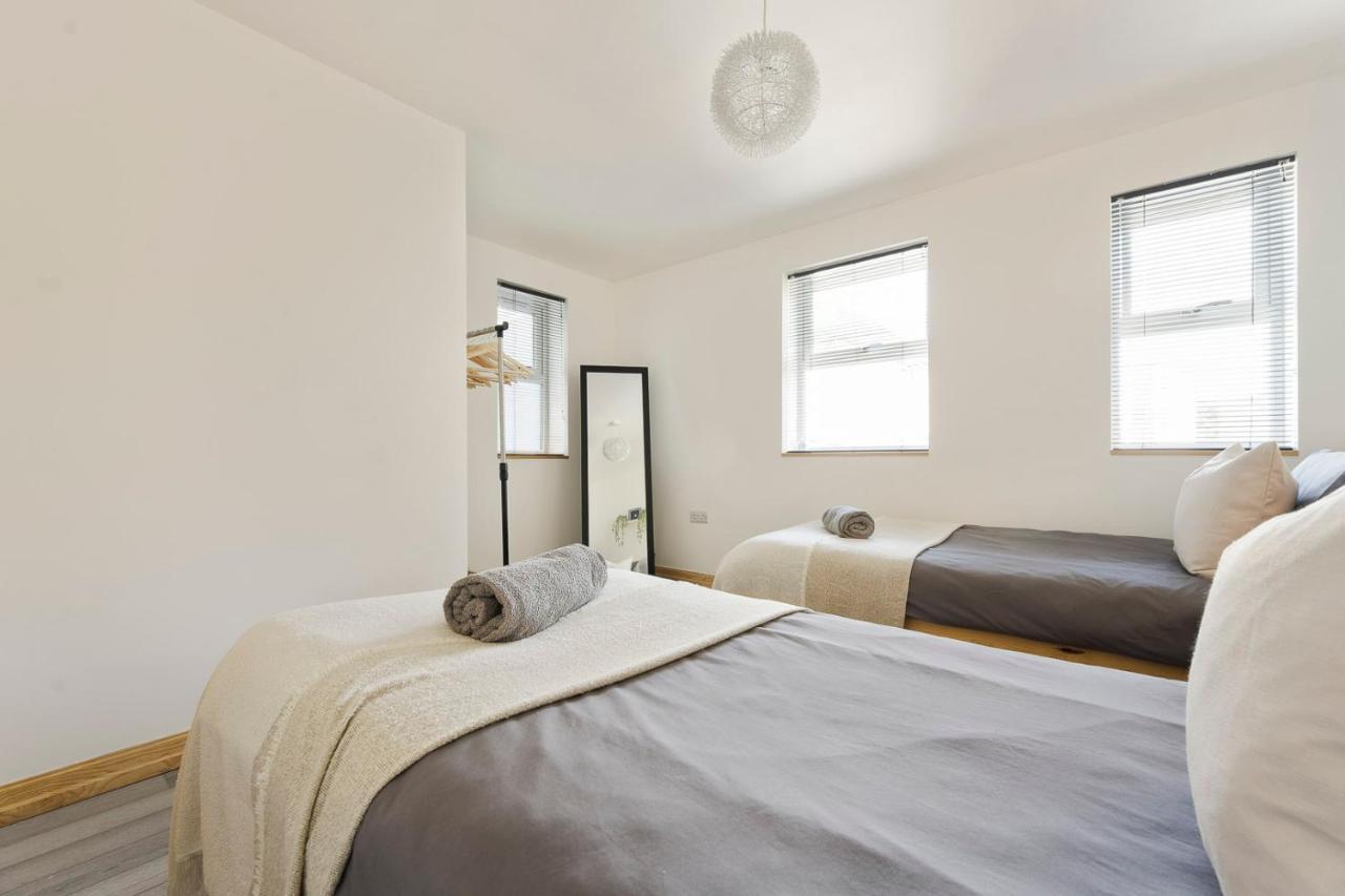 Spacious, Newly Renovated, Three Bedroom Town Centre Duplex Apartment With Free Parking, Sleeps Seven - Walking Distance To Beach Bornemouth Extérieur photo