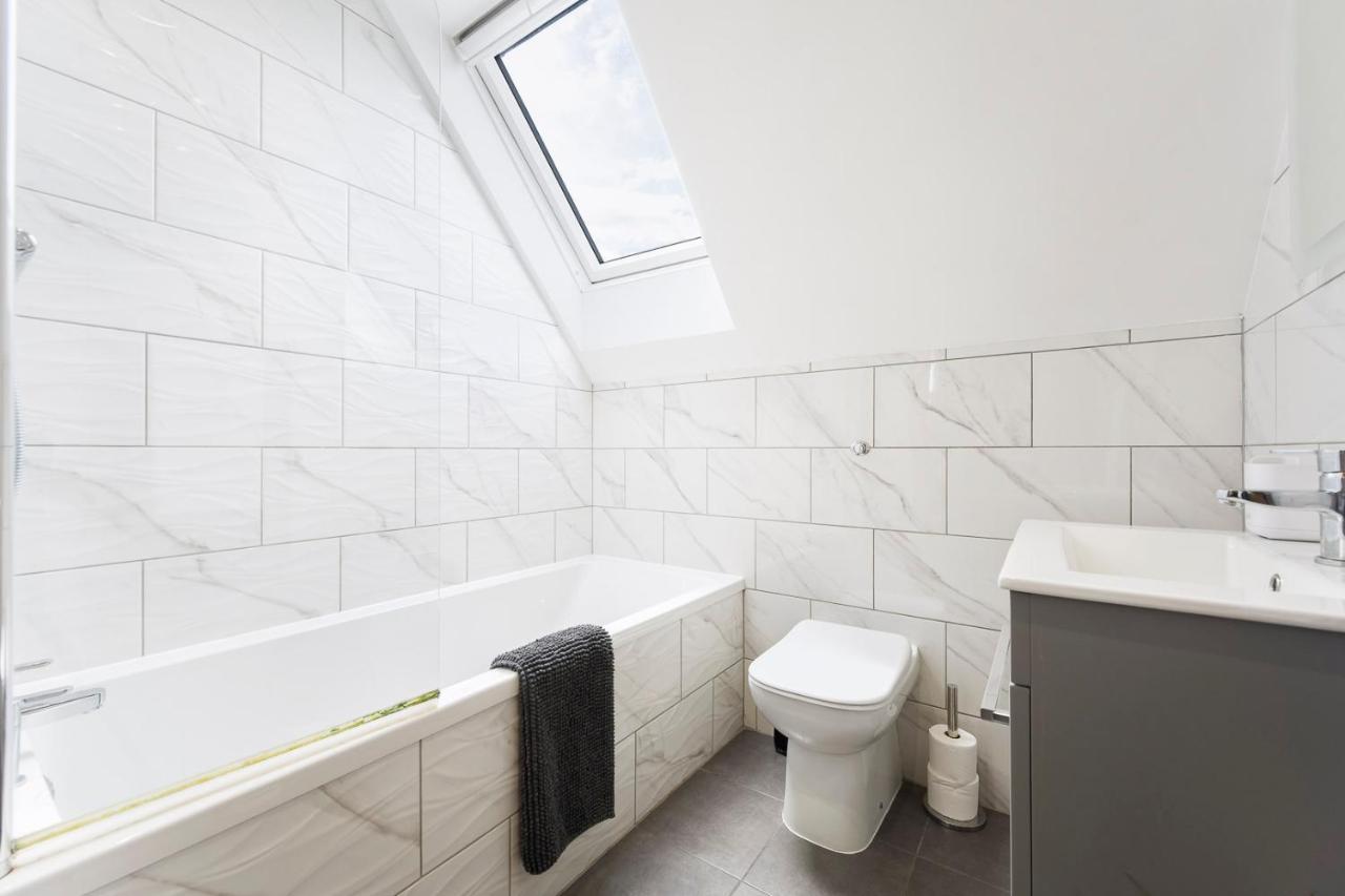 Spacious, Newly Renovated, Three Bedroom Town Centre Duplex Apartment With Free Parking, Sleeps Seven - Walking Distance To Beach Bornemouth Extérieur photo